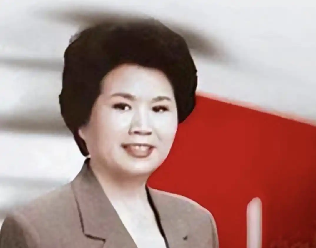 邢质斌近照曝光:76岁满头白发,与丈夫相濡以沫安享晚年