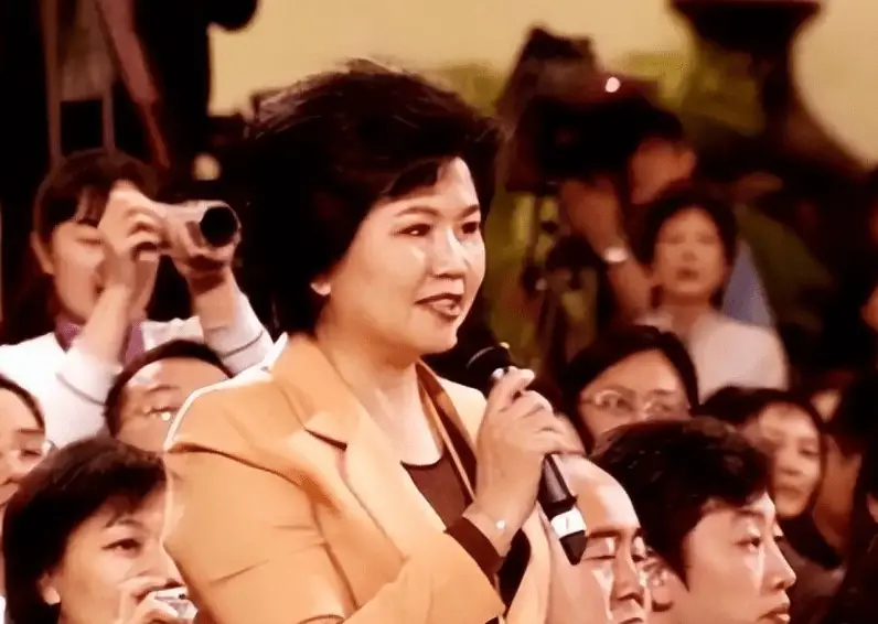 与丈夫相守48年，搭档罗京去世后自愿离职，邢质斌如今怎样了？