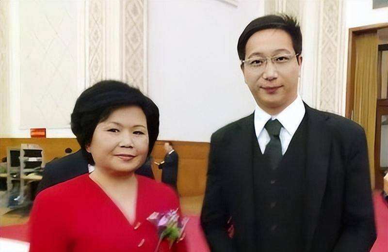 与丈夫相守48年，搭档罗京去世后自愿离职，邢质斌如今怎样了？