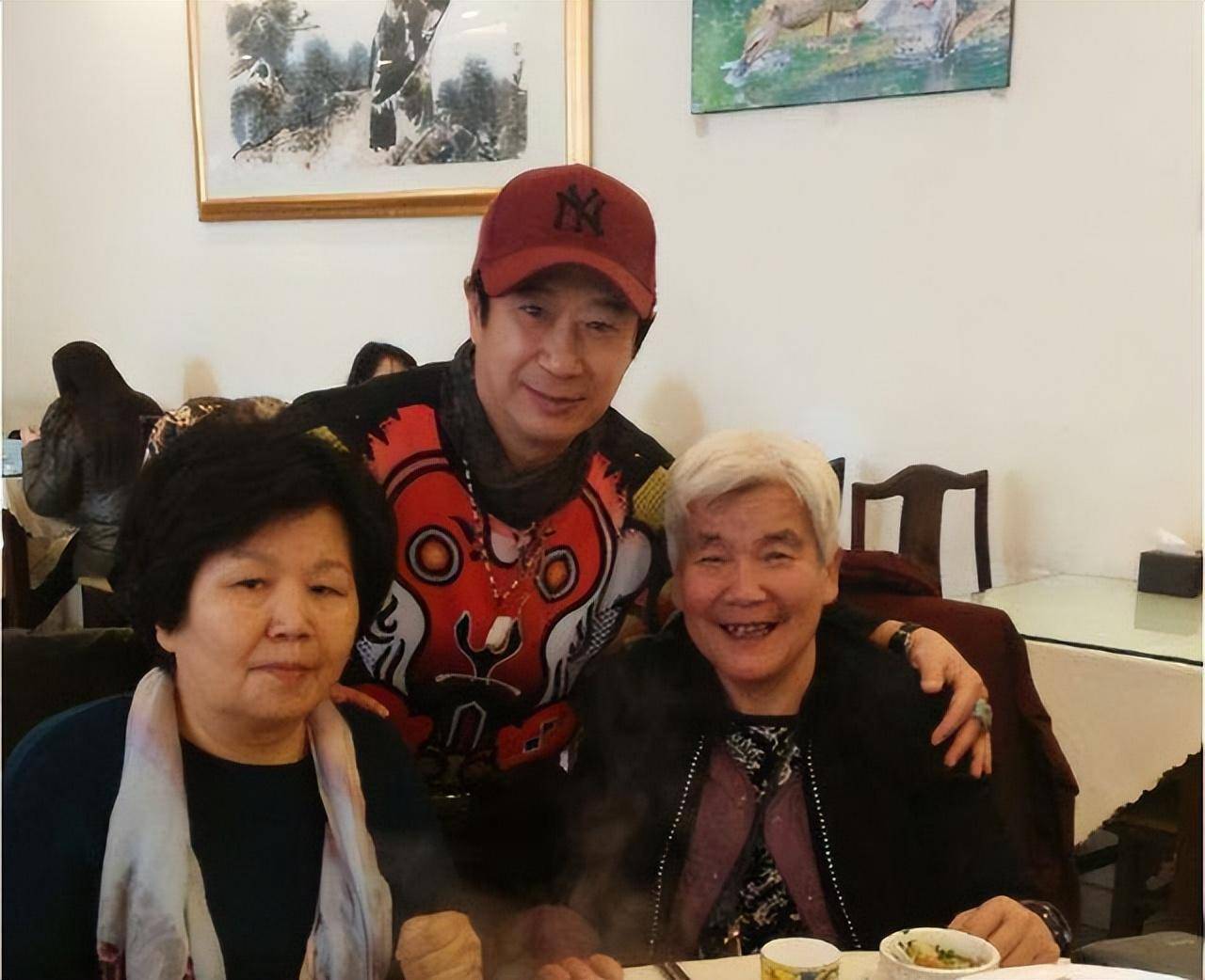 与丈夫相守48年，搭档罗京去世后自愿离职，邢质斌如今怎样了？