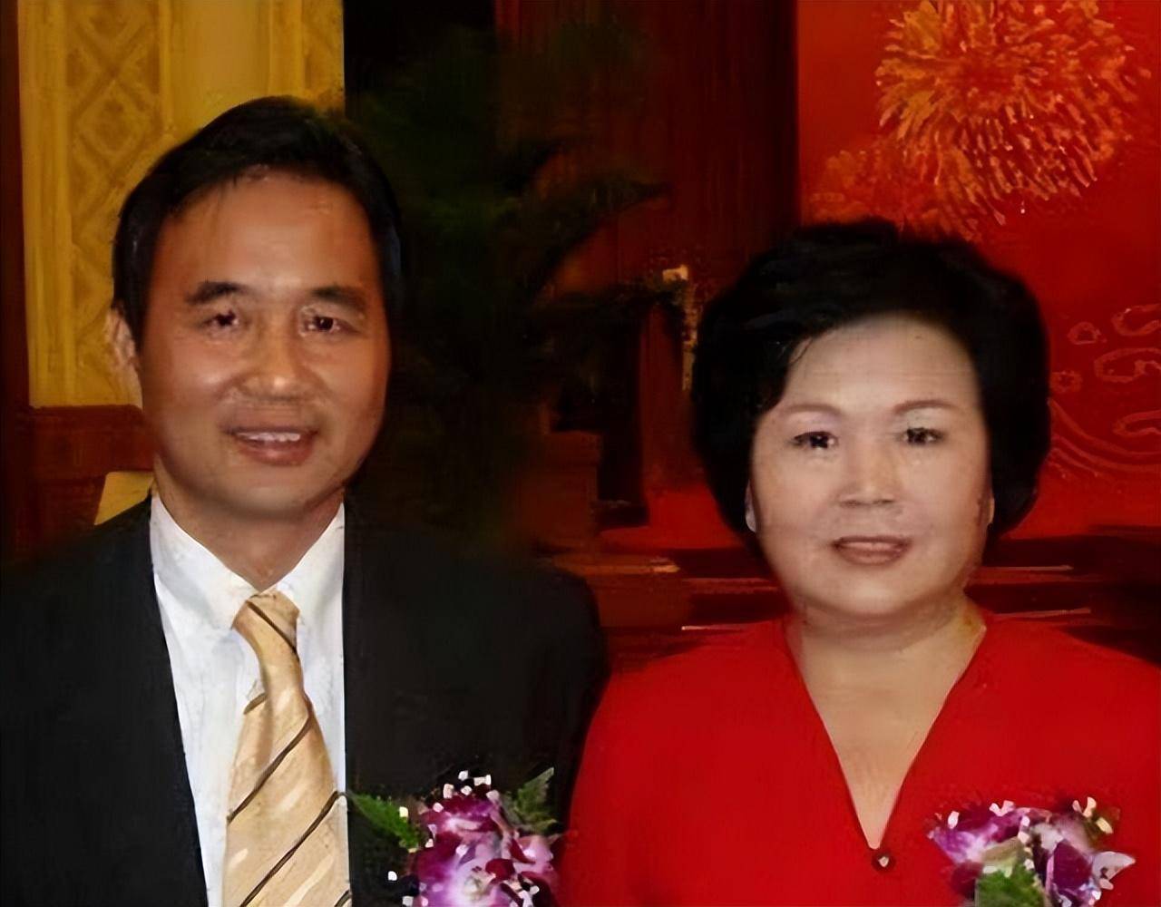 与丈夫相守48年，搭档罗京去世后自愿离职，邢质斌如今怎样了？