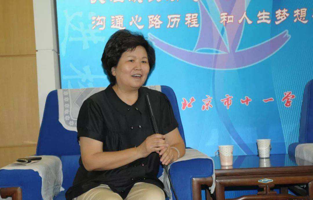 与丈夫相守48年，搭档罗京去世后自愿离职，邢质斌如今怎样了？