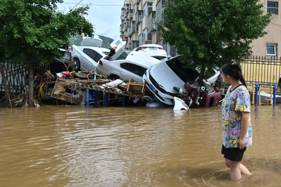 洪水淹过太师屯,北京暴雨转移八万人