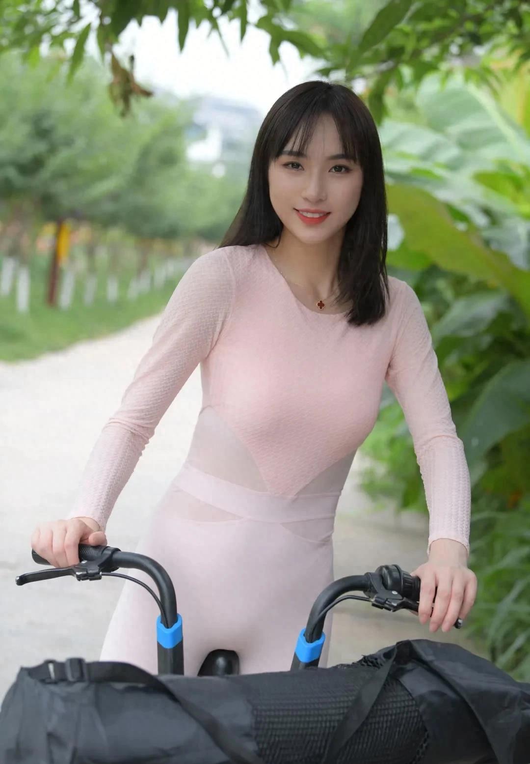 这才是真正的奇装异服!街拍美女身材性感!