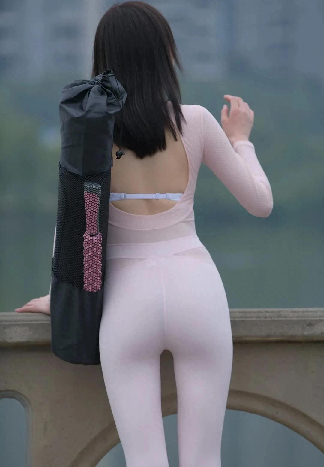 这才是真正的奇装异服!街拍美女身材性感!