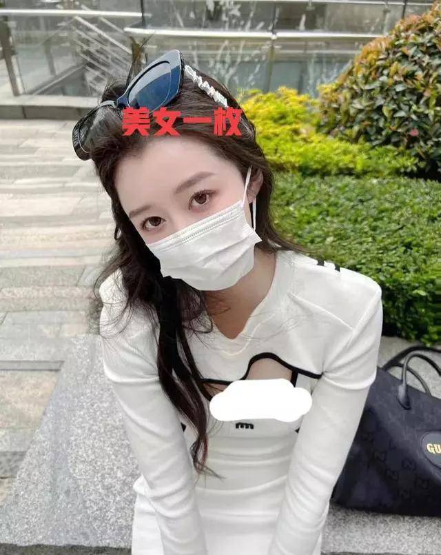 女子穿紧身衣在公园拍照，网友：只要自己不尴尬，尴尬的就是别人