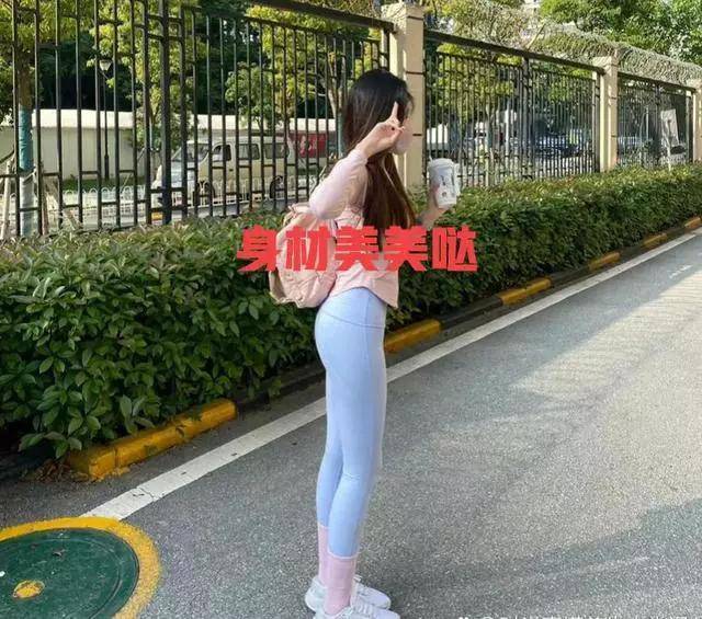 女子穿紧身衣在公园拍照，网友：只要自己不尴尬，尴尬的就是别人