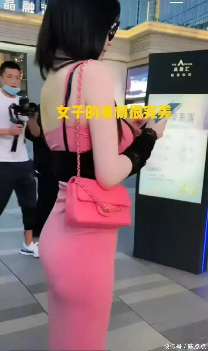 四川：妙龄女子穿紧身衣上街，被网友质疑，网友：这身材太好了