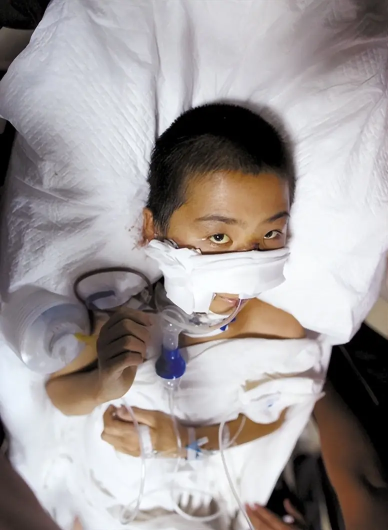 10年前山东男孩被高压泵体内充气，内脏严重损坏，工友赔偿112万