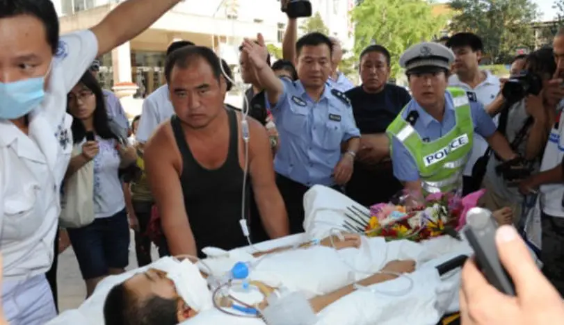 10年前山东男孩被高压泵体内充气，内脏严重损坏，工友赔偿112万