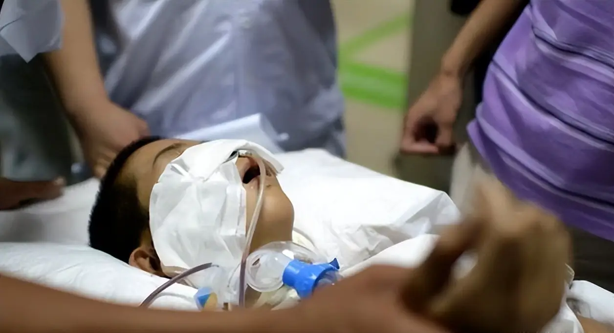 10年前山东男孩被高压泵体内充气,内脏严重损坏,工友赔偿112万