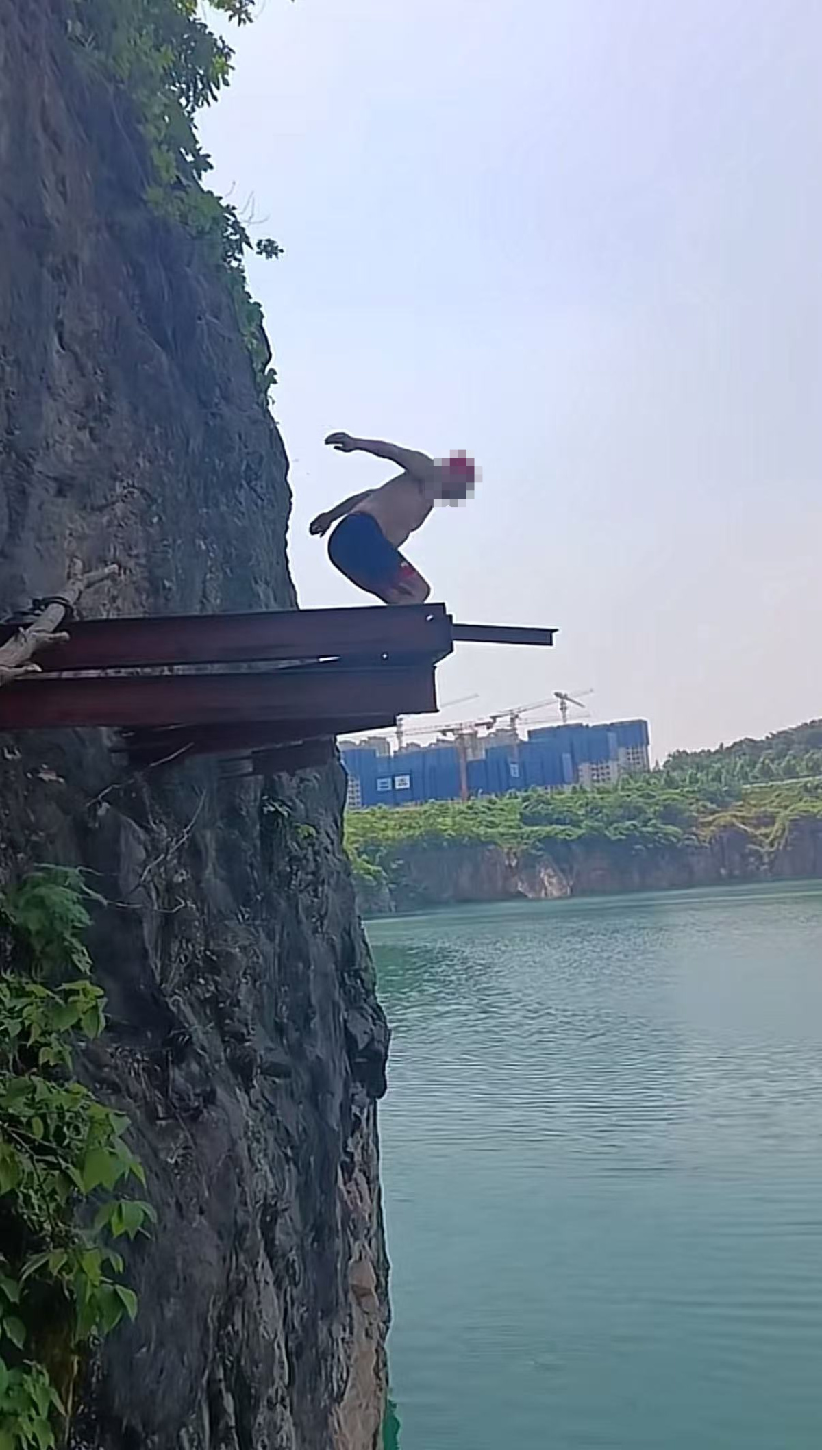 水下机器人实拍长沙网红野泳矿坑，画面令人心惊！救援人员：若溺水，救援非常困难！