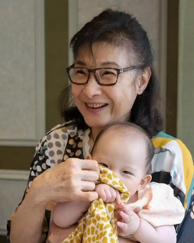 68岁寇世勋近况,晚年常伴原配家人,二房3子女海外留学