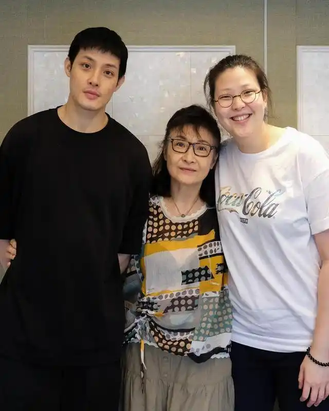 68岁寇世勋近况,晚年常伴原配家人,二房3子女海外留学