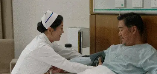 收手吧张国立!和小二十岁杨童舒演情侣、吻戏不断,太辣眼睛