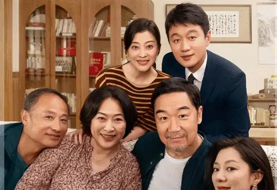 收手吧张国立!和小二十岁杨童舒演情侣、吻戏不断,太辣眼睛