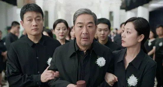 收手吧张国立!和小二十岁杨童舒演情侣、吻戏不断,太辣眼睛