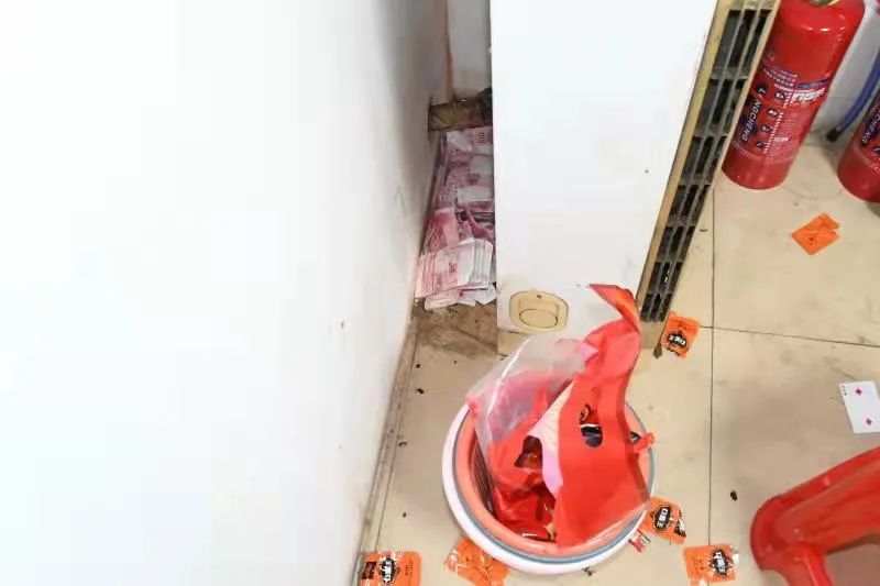 广东中山警方夜袭赌博窝点，缴获22万元现金无人认领