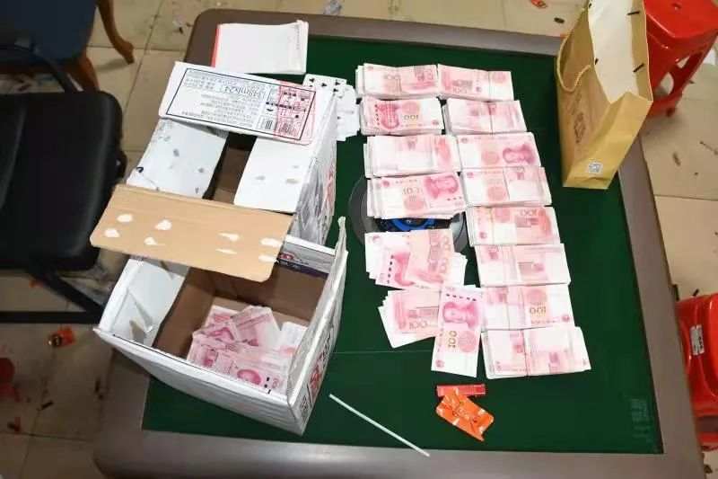 广东中山警方夜袭赌博窝点，缴获22万元现金无人认领