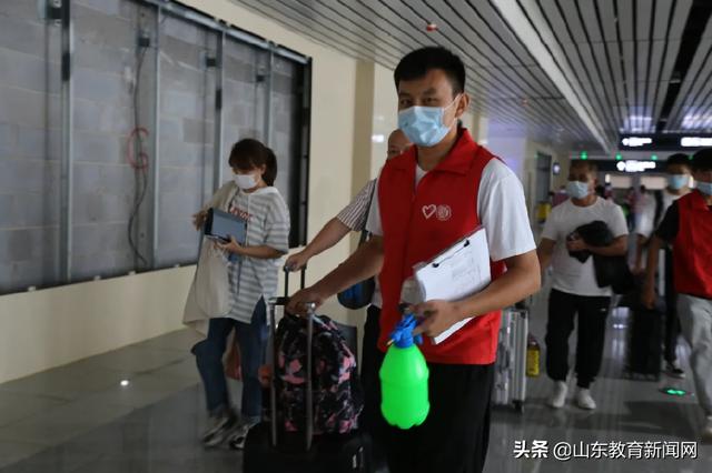 以心迎新，梦想起航——齐鲁师范学院青年志愿者为新生入学温情护航