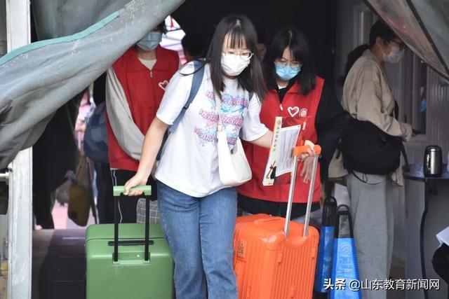 以心迎新，梦想起航——齐鲁师范学院青年志愿者为新生入学温情护航
