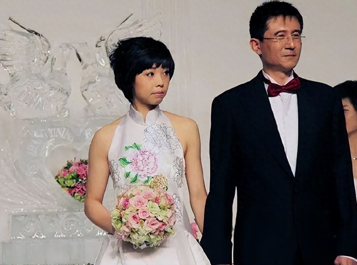 身价300亿富商徐威，宠袁立12年，为何转身迎娶奥运冠军张怡宁？