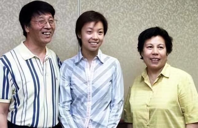 身价300亿富商徐威，宠袁立12年，为何转身迎娶奥运冠军张怡宁？