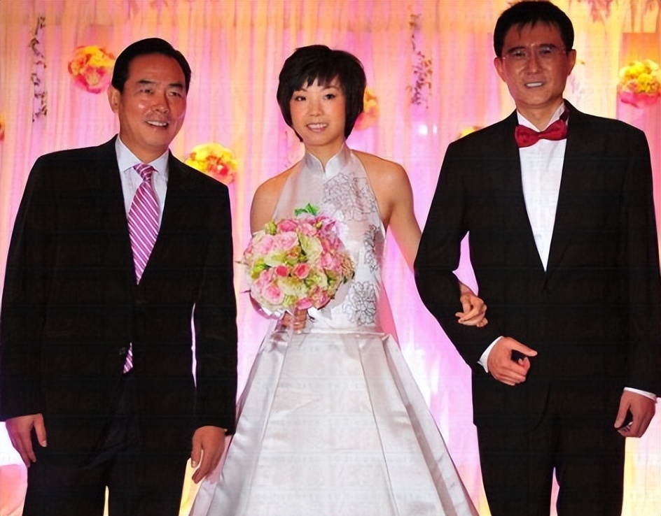 身价300亿富商徐威，宠袁立12年，为何转身迎娶奥运冠军张怡宁？