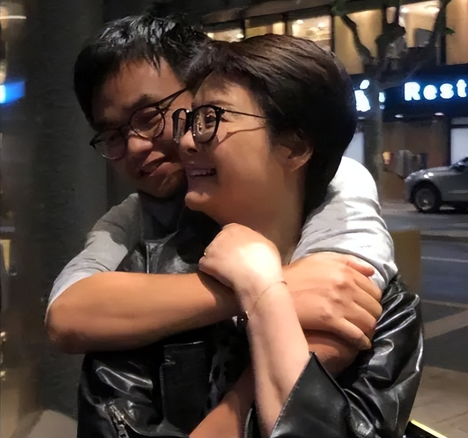 身价300亿富商徐威，宠袁立12年，为何转身迎娶奥运冠军张怡宁？