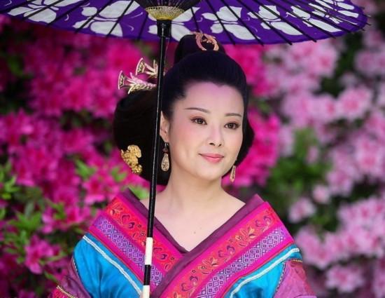 与富商同居12年，与两任前夫闪离，三婚嫁给穷诗人的袁立不后悔？