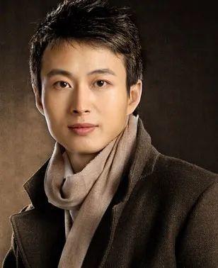 与富商同居12年，与两任前夫闪离，三婚嫁给穷诗人的袁立不后悔？