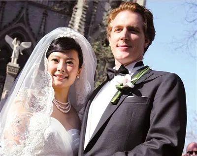 与富商同居12年，与两任前夫闪离，三婚嫁给穷诗人的袁立不后悔？