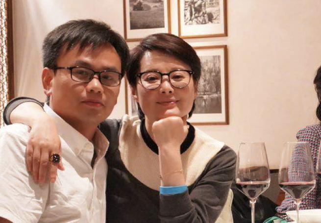 与富商同居12年，与两任前夫闪离，三婚嫁给穷诗人的袁立不后悔？