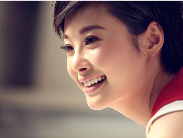 与富商同居12年，与两任前夫闪离，三婚嫁给穷诗人的袁立不后悔？