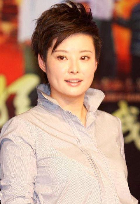 袁立:被徐威宠了12年,三婚两离后50岁无子女,她到底图什么?