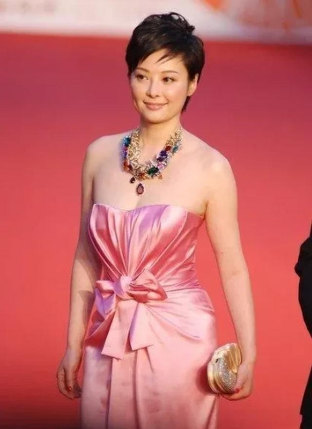 袁立:被徐威宠了12年,三婚两离后50岁无子女,她到底图什么?