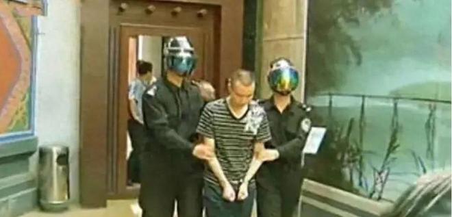 大学生药家鑫被判死刑，想捐出眼角膜，父亲拒绝：你把罪恶都带走