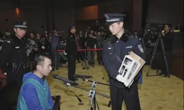 大学生药家鑫被判死刑，想捐出眼角膜，父亲拒绝：你把罪恶都带走