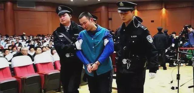 大学生药家鑫被判死刑，想捐出眼角膜，父亲拒绝：你把罪恶都带走