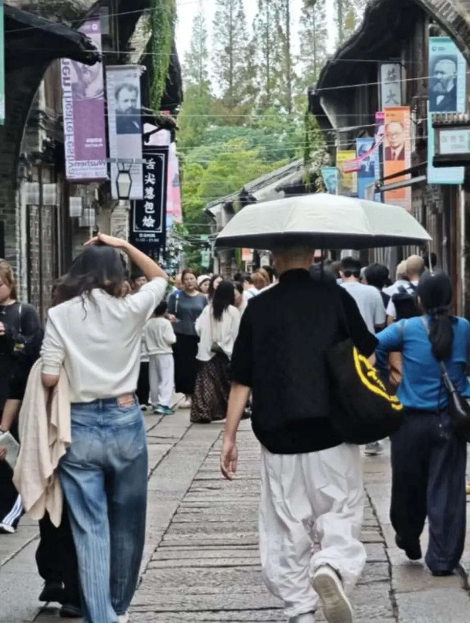 孙红雷三里屯遛弯被偶遇，55岁穿得比妻子还嫩？这夫妻太有看头了