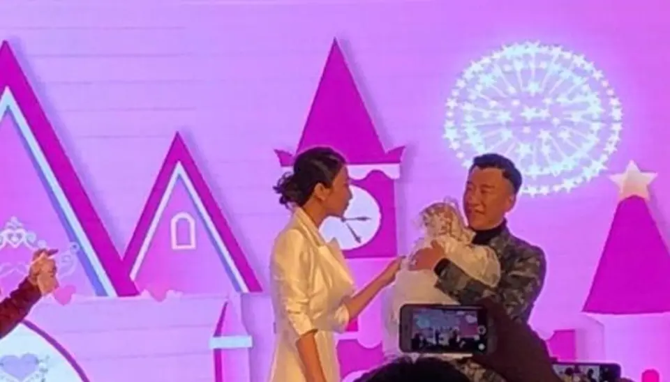 孙红雷三里屯遛弯被偶遇，55岁穿得比妻子还嫩？这夫妻太有看头了