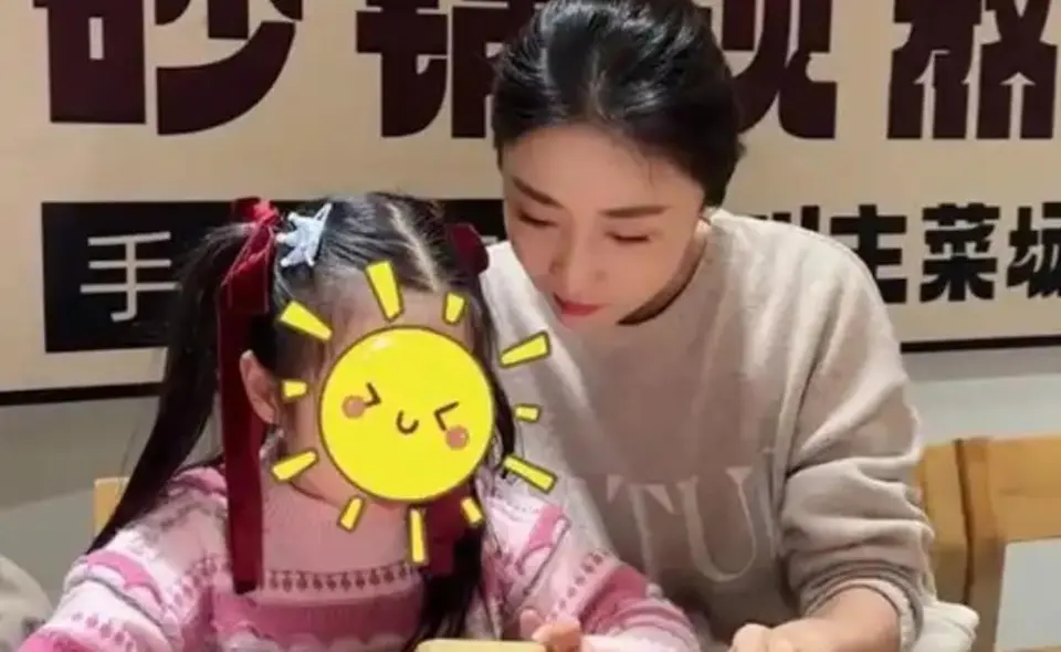 孙红雷三里屯遛弯被偶遇，55岁穿得比妻子还嫩？这夫妻太有看头了