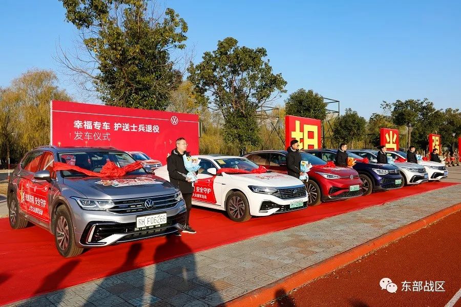 太暖了！老兵退伍返乡，专车相送