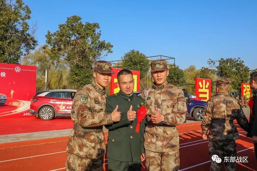 太暖了！老兵退伍返乡，专车相送