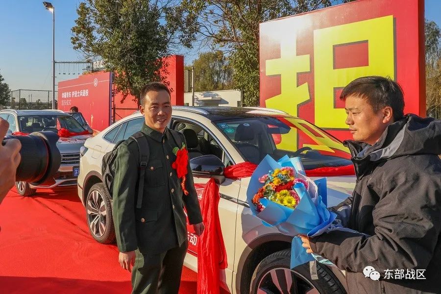 太暖了！老兵退伍返乡，专车相送