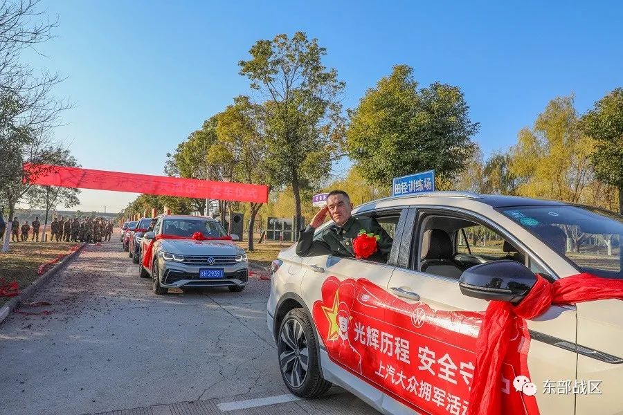 太暖了！老兵退伍返乡，专车相送