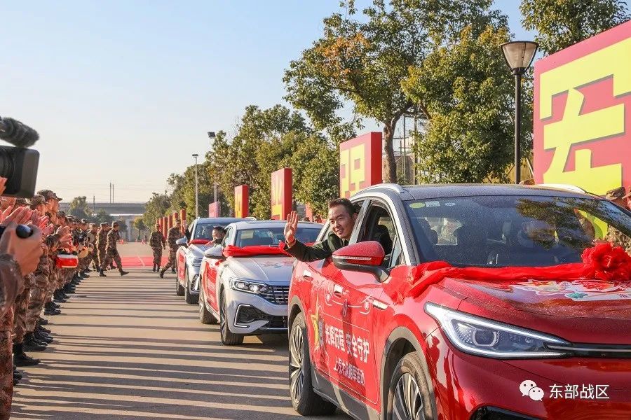 太暖了！老兵退伍返乡，专车相送