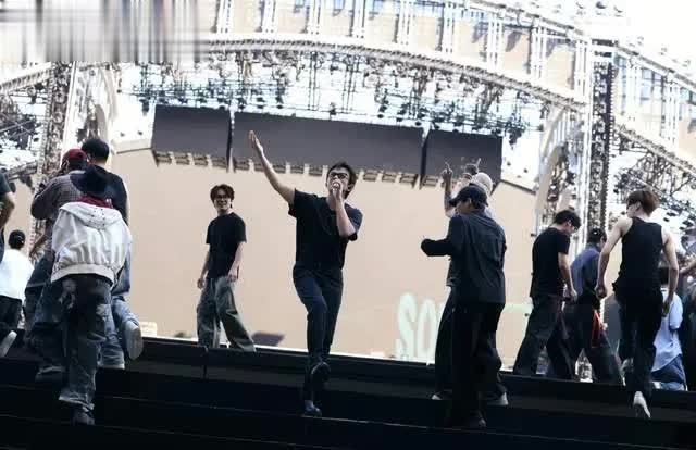 邓超炸场湖南卫视跨年晚会，全开麦唱跳封神，收视登顶燃爆全网！