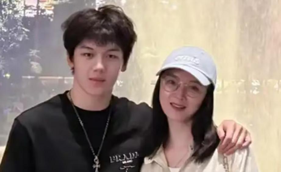 王艳19岁儿子越来越优秀了