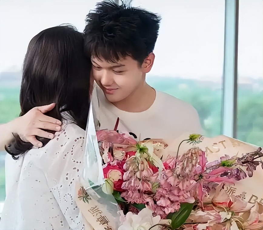 王艳19岁儿子越来越优秀了